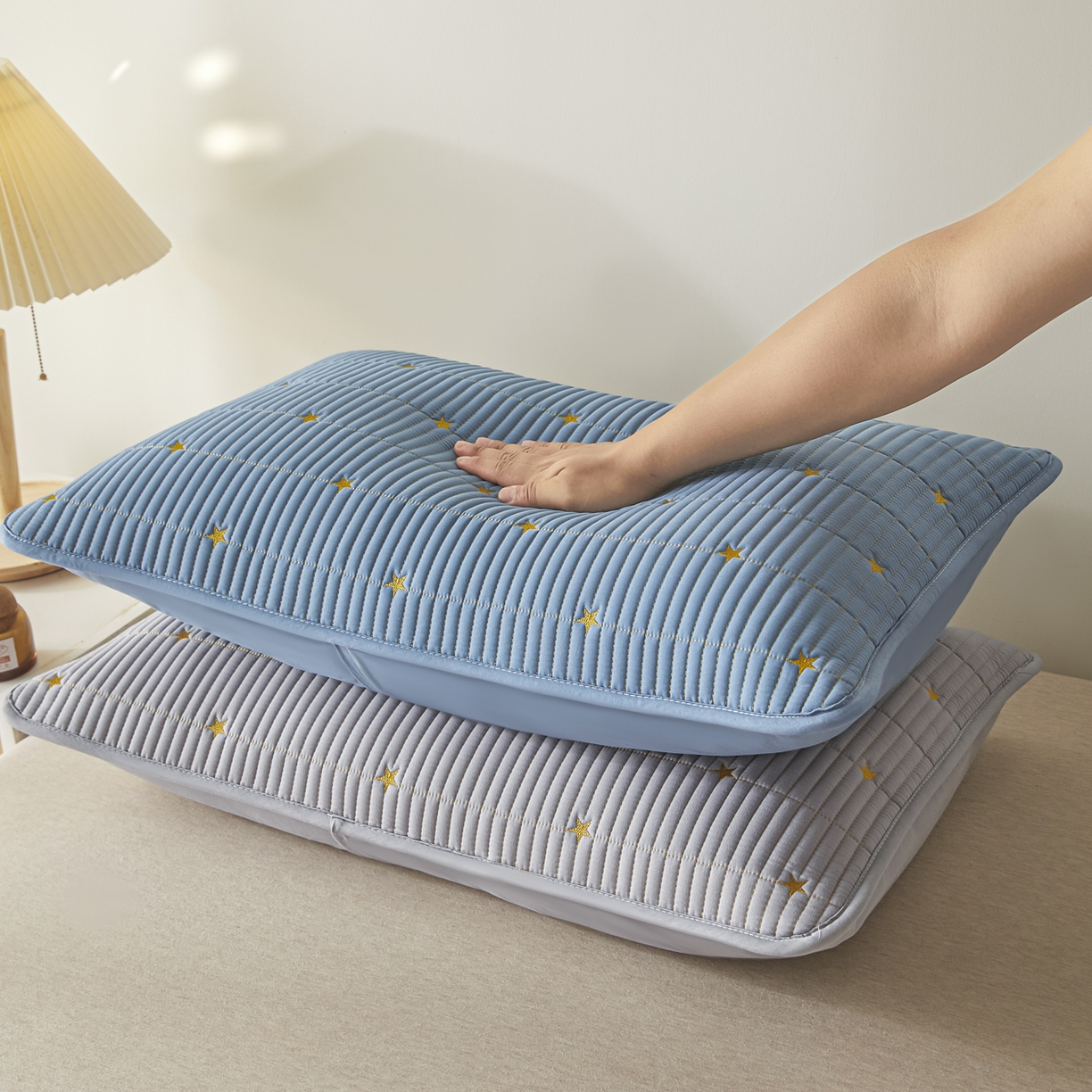 91家纺网 家纺一手货源 找家纺 芬晴家纺 2025新款防水枕套-繁星-爱心-简爱-空间 繁星-蓝+灰