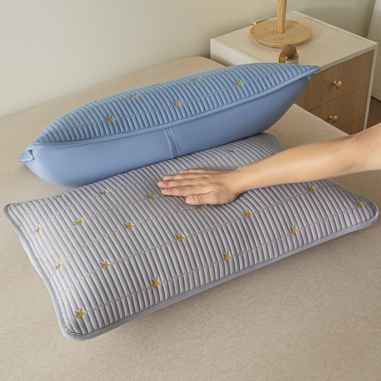 91家纺网 家纺一手货源 找家纺 芬晴家纺 2025新款防水枕套-繁星-爱心-简爱-空间 繁星-蓝+灰