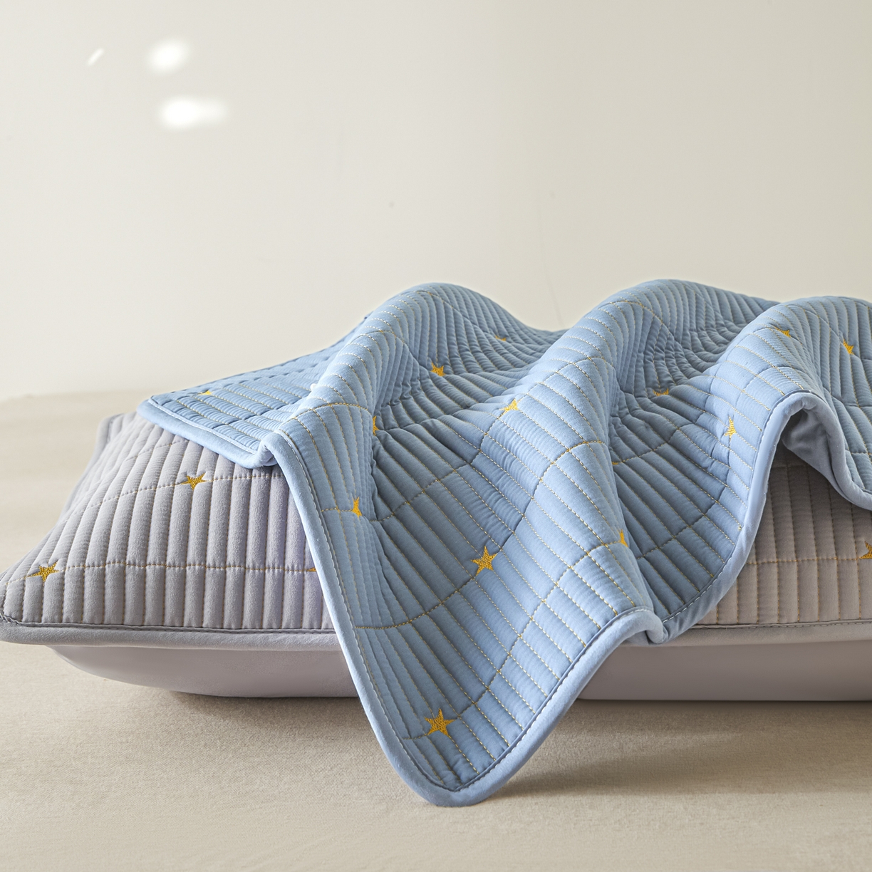 91家纺网 家纺一手货源 找家纺 芬晴家纺 2025新款防水枕套-繁星-爱心-简爱-空间 繁星-蓝+灰