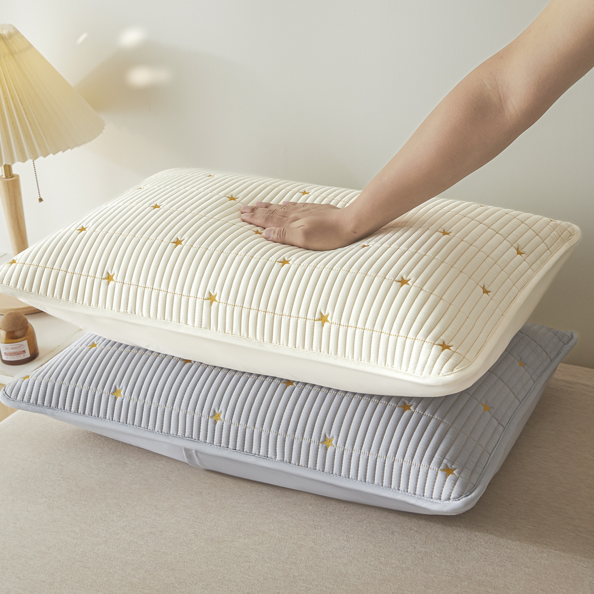 91家纺网 家纺一手货源 找家纺 芬晴家纺 2025新款防水枕套-繁星-爱心-简爱-空间 繁星-米白+灰