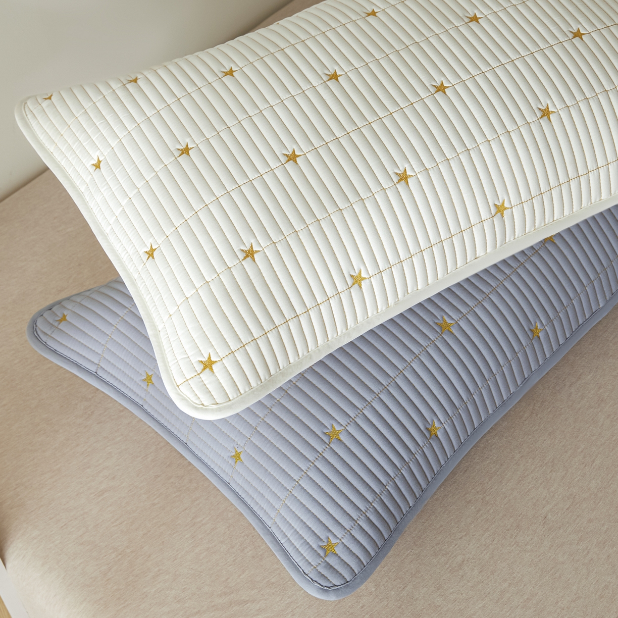 91家纺网 家纺一手货源 找家纺 芬晴家纺 2025新款防水枕套-繁星-爱心-简爱-空间 繁星-米白+灰