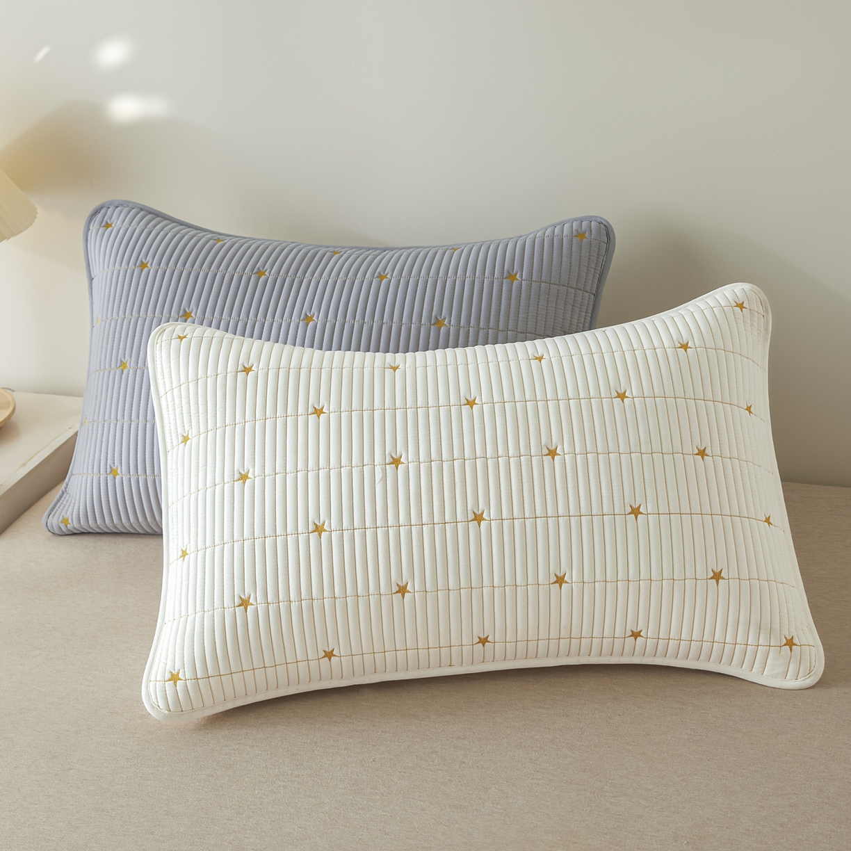 91家纺网 家纺一手货源 找家纺 芬晴家纺 2025新款防水枕套-繁星-爱心-简爱-空间 繁星-米白+灰
