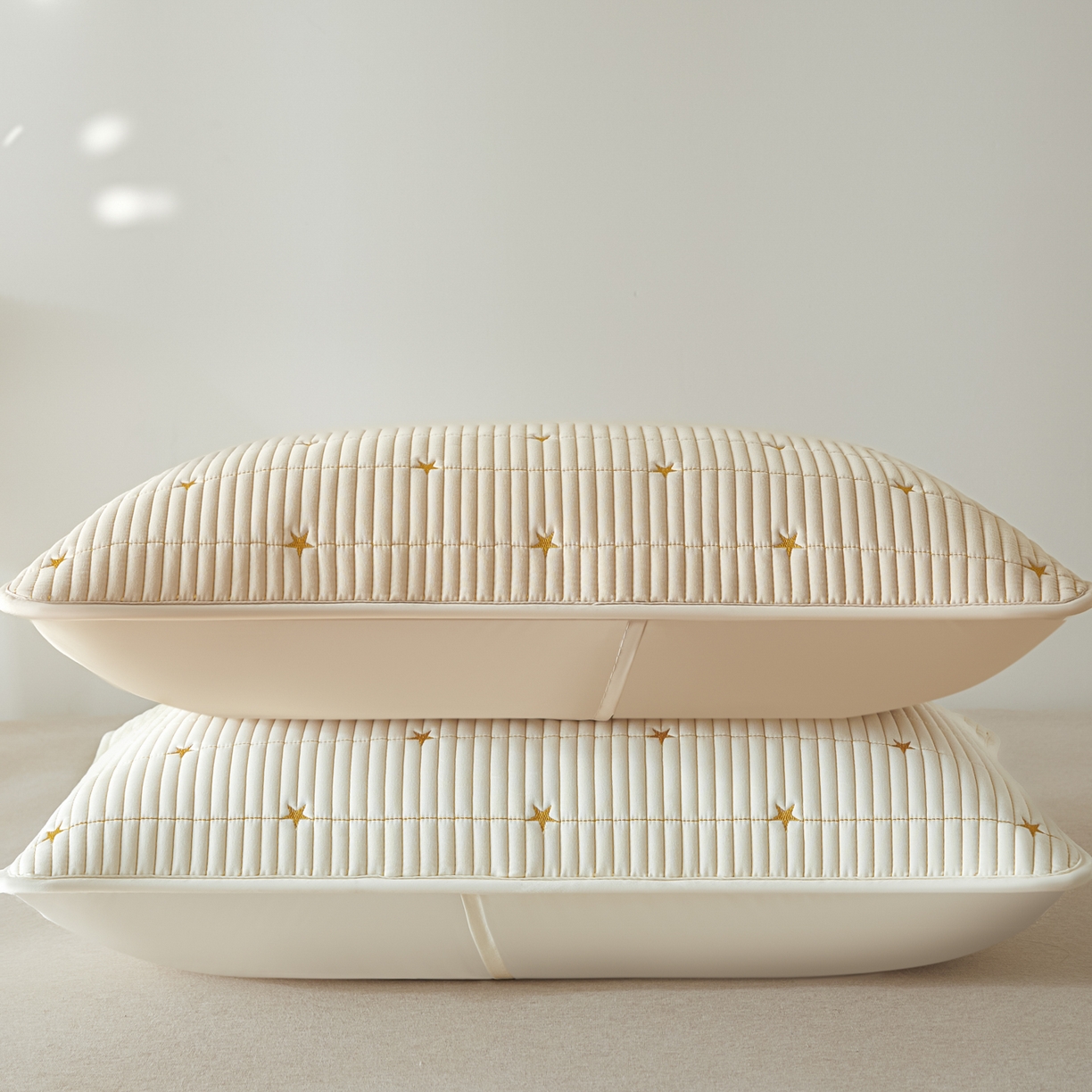 91家纺网 家纺一手货源 找家纺 芬晴家纺 2025新款防水枕套-繁星-爱心-简爱-空间 繁星-米白+卡其