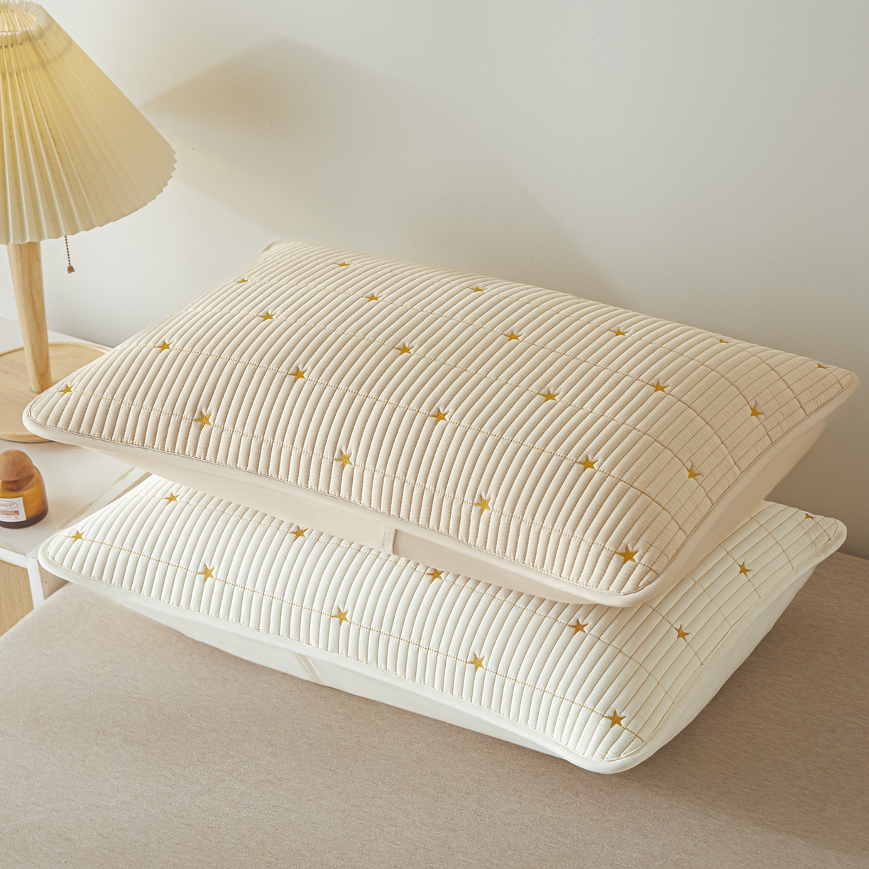 91家纺网 家纺一手货源 找家纺 芬晴家纺 2025新款防水枕套-繁星-爱心-简爱-空间 繁星-米白+卡其