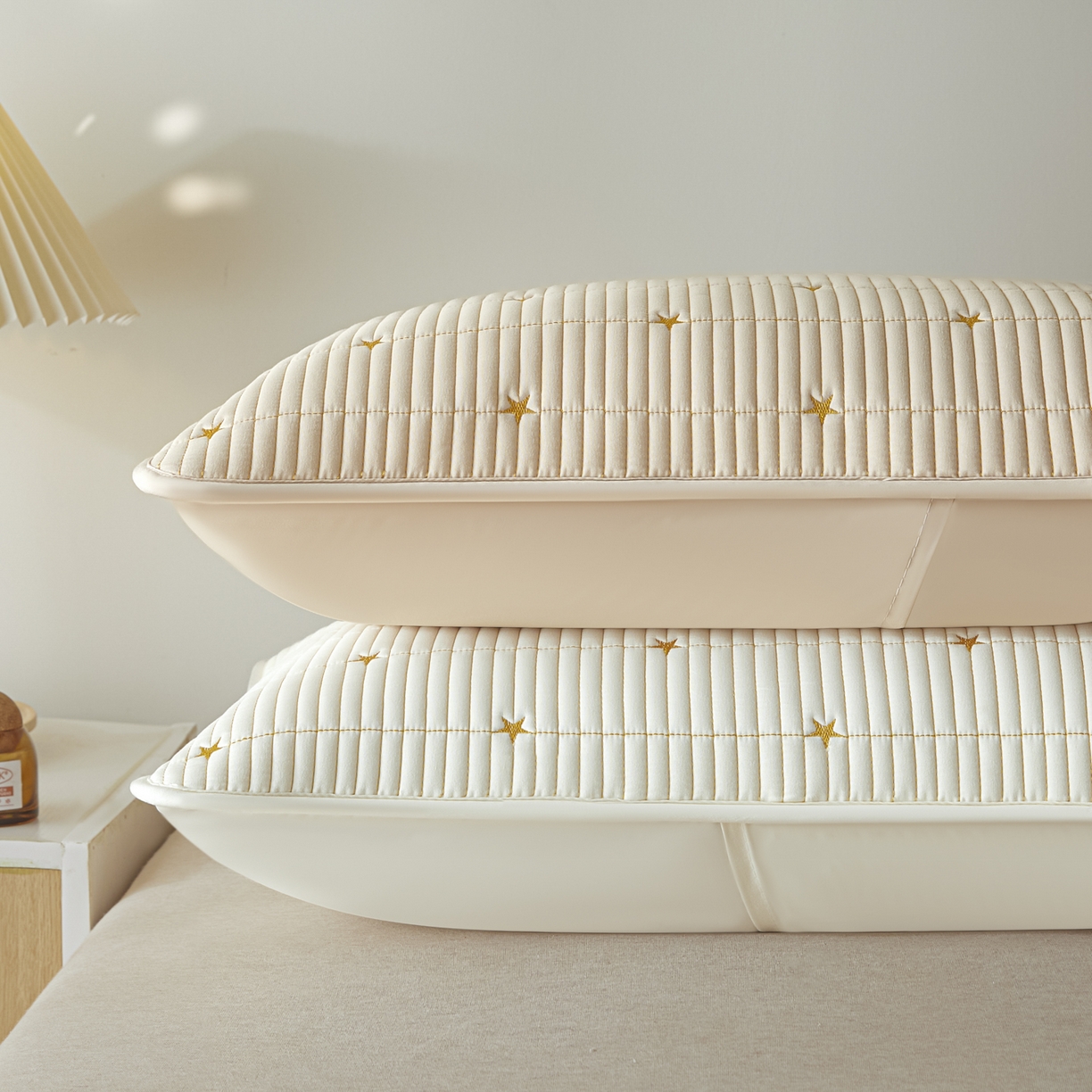 91家纺网 家纺一手货源 找家纺 芬晴家纺 2025新款防水枕套-繁星-爱心-简爱-空间 繁星-米白+卡其