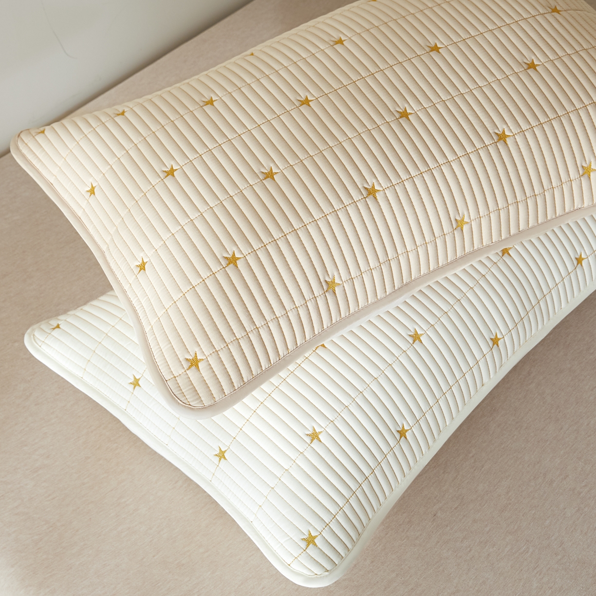 91家纺网 家纺一手货源 找家纺 芬晴家纺 2025新款防水枕套-繁星-爱心-简爱-空间 繁星-米白+卡其