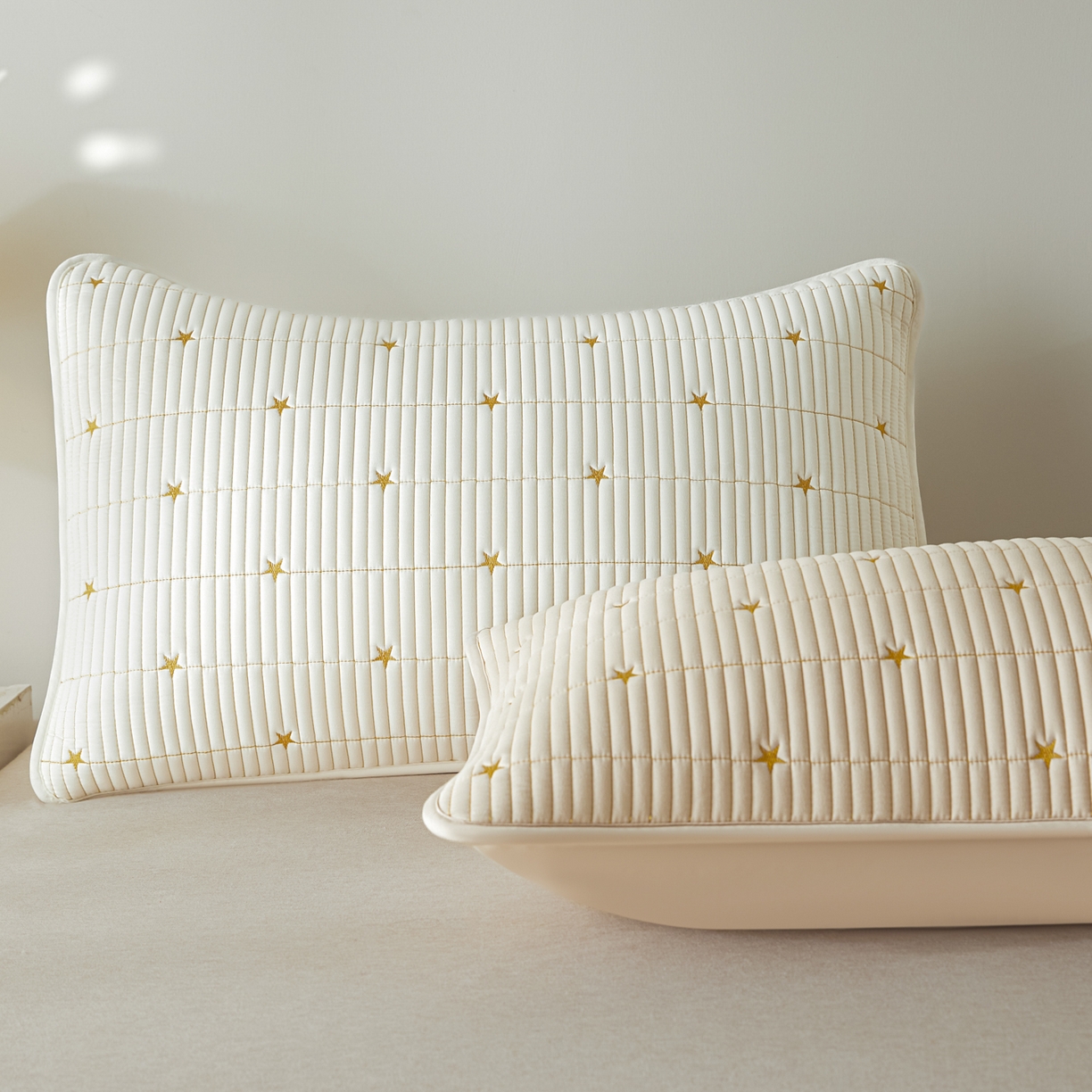 91家纺网 家纺一手货源 找家纺 芬晴家纺 2025新款防水枕套-繁星-爱心-简爱-空间 繁星-米白+卡其