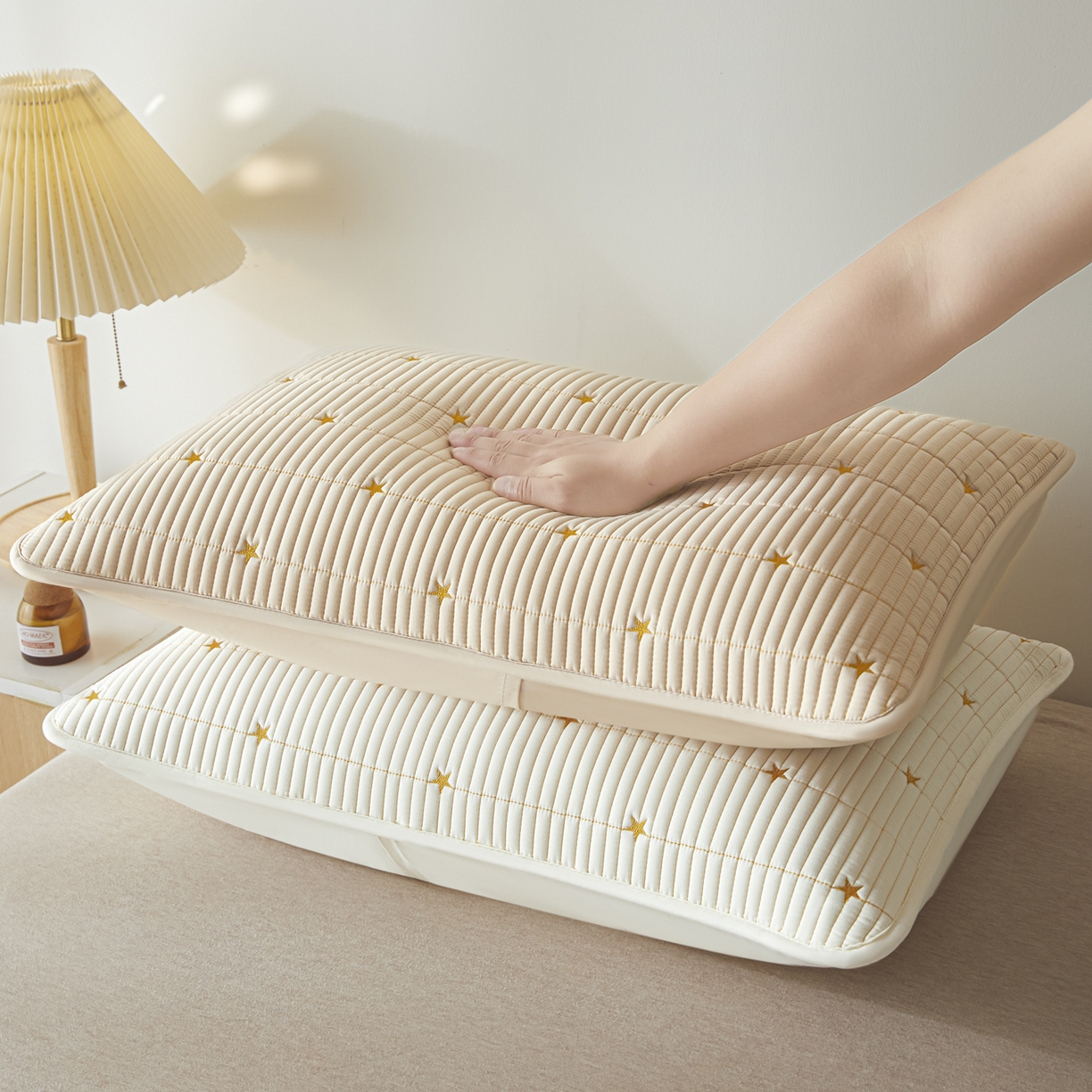 91家纺网 家纺一手货源 找家纺 芬晴家纺 2025新款防水枕套-繁星-爱心-简爱-空间 繁星-米白+卡其