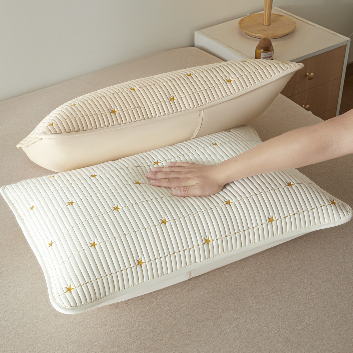 91家纺网 家纺一手货源 找家纺 芬晴家纺 2025新款防水枕套-繁星-爱心-简爱-空间 繁星-米白+卡其