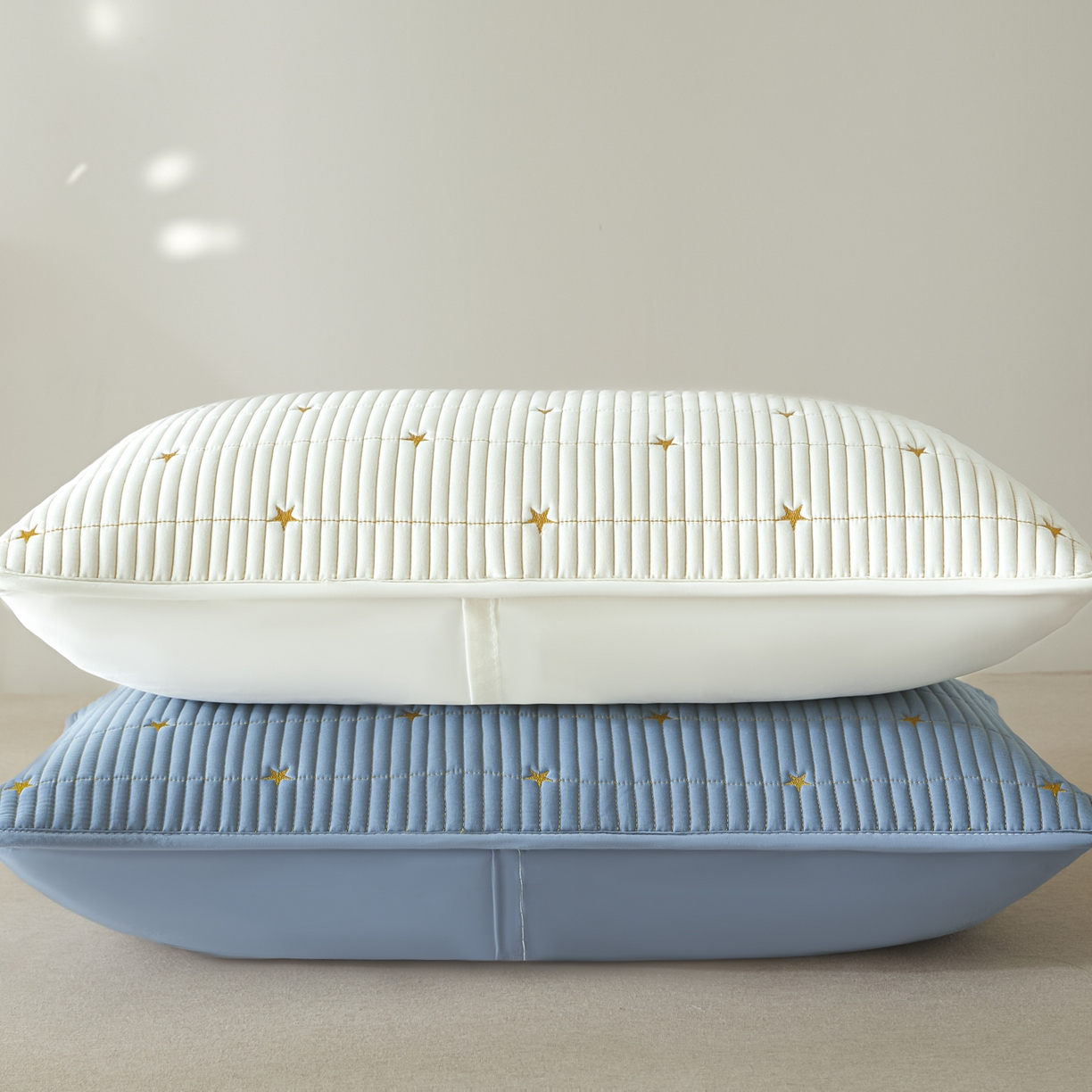 91家纺网 家纺一手货源 找家纺 芬晴家纺 2025新款防水枕套-繁星-爱心-简爱-空间 繁星-米白+蓝