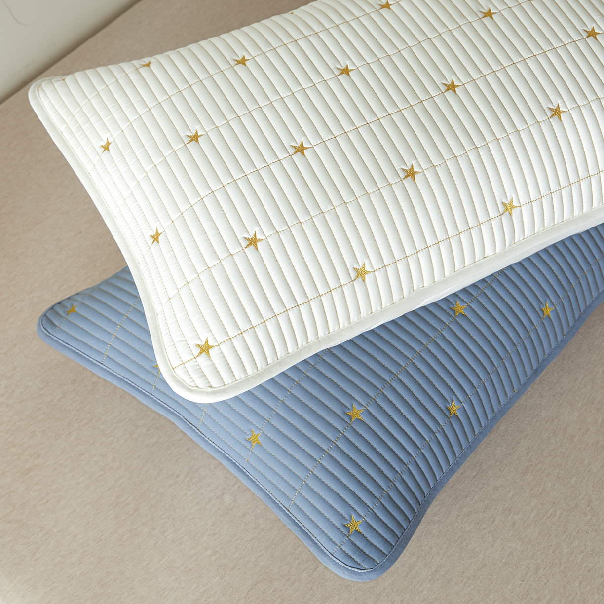 91家纺网 家纺一手货源 找家纺 芬晴家纺 2025新款防水枕套-繁星-爱心-简爱-空间 繁星-米白+蓝