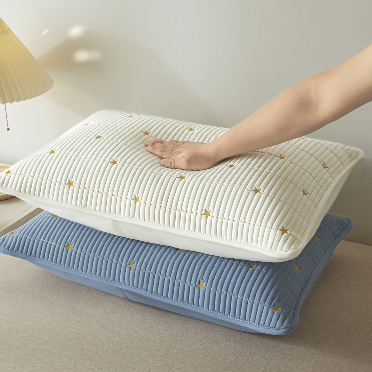 91家纺网 家纺一手货源 找家纺 芬晴家纺 2025新款防水枕套-繁星-爱心-简爱-空间 繁星-米白+蓝