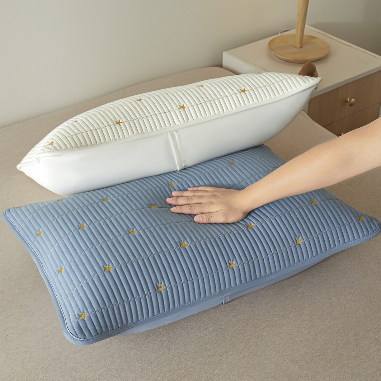 91家纺网 家纺一手货源 找家纺 芬晴家纺 2025新款防水枕套-繁星-爱心-简爱-空间 繁星-米白+蓝