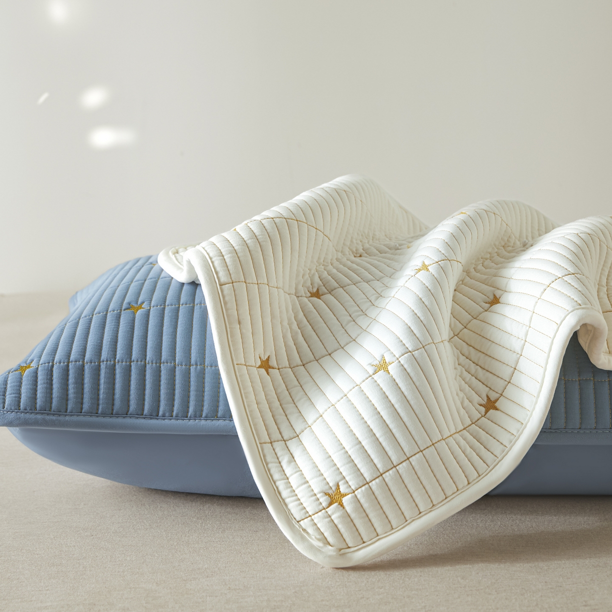 91家纺网 家纺一手货源 找家纺 芬晴家纺 2025新款防水枕套-繁星-爱心-简爱-空间 繁星-米白+蓝