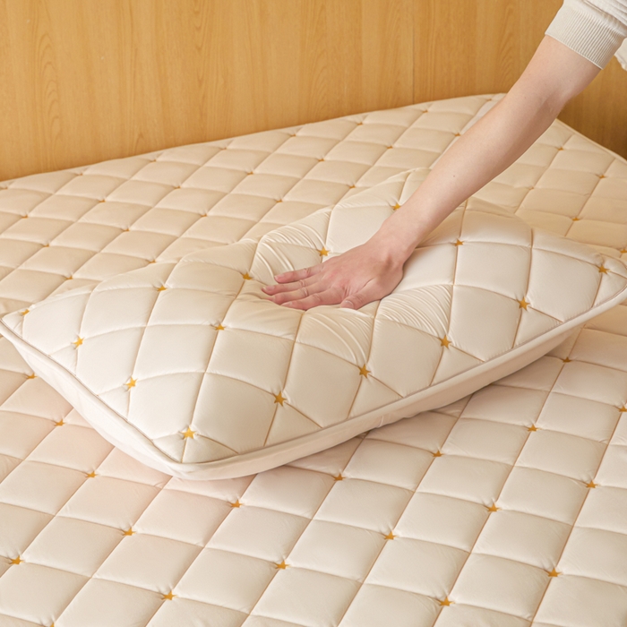 91家纺网 家纺一手货源 找家纺 芬晴家纺 2025新款防水枕套-繁星-爱心-简爱-空间 空间-卡其