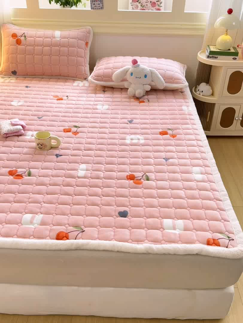 91家纺网 家纺一手货源 找家纺 优品惠 2025新款牛奶绒夹棉床护垫夹棉床褥床盖床单加厚保暖 字母樱桃