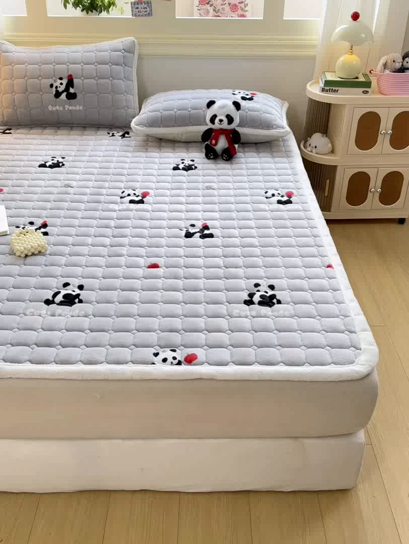 91家纺网 家纺一手货源 找家纺 优品惠 2025新款牛奶绒夹棉床护垫夹棉床褥床盖床单加厚保暖 熊猫灰