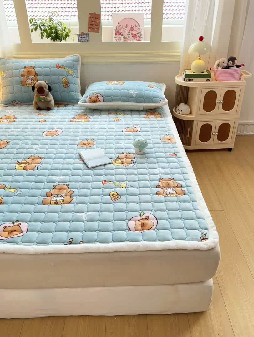 91家纺网 家纺一手货源 找家纺 优品惠 2025新款牛奶绒夹棉床护垫夹棉床褥床盖床单加厚保暖 卡皮巴拉蓝