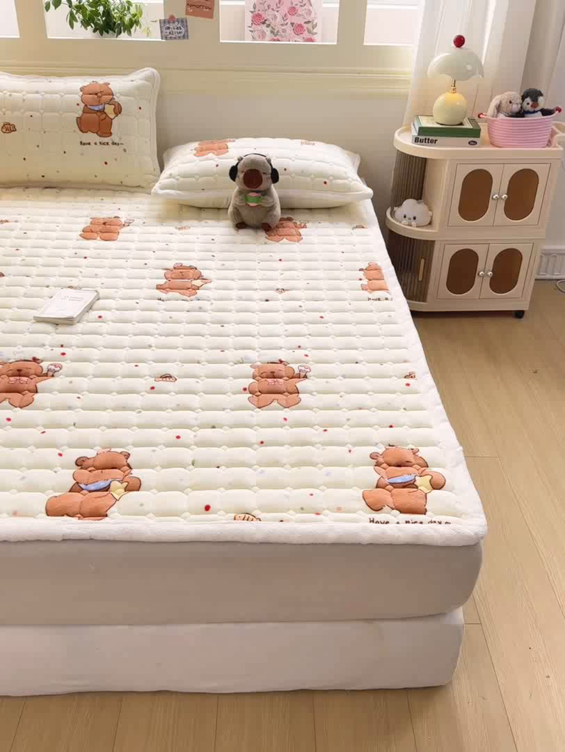 91家纺网 家纺一手货源 找家纺 优品惠 2025新款牛奶绒夹棉床护垫夹棉床褥床盖床单加厚保暖 卡皮巴拉米