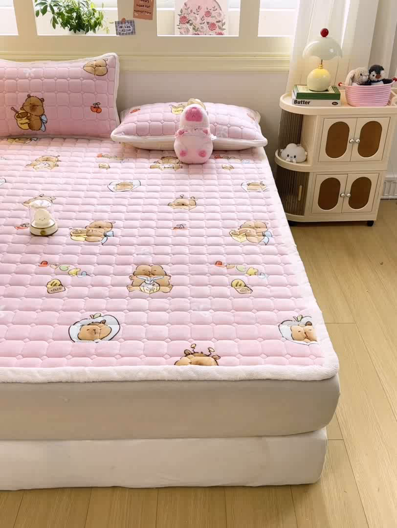 91家纺网 家纺一手货源 找家纺 优品惠 2025新款牛奶绒夹棉床护垫夹棉床褥床盖床单加厚保暖 卡皮巴拉粉