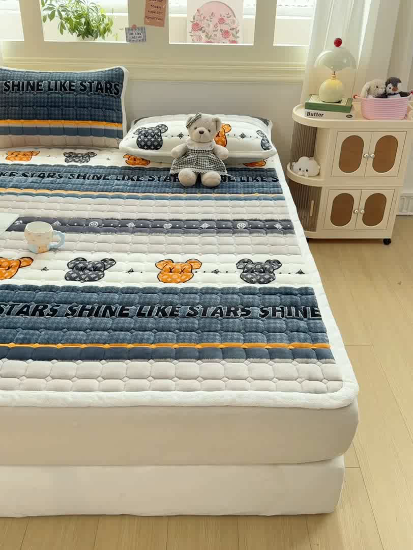 91家纺网 家纺一手货源 找家纺 优品惠 2025新款牛奶绒夹棉床护垫夹棉床褥床盖床单加厚保暖 都市潮熊