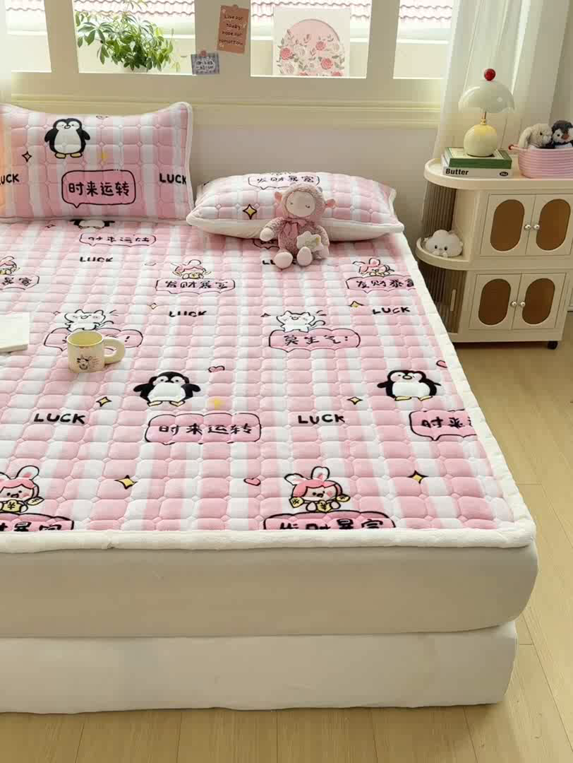 91家纺网 家纺一手货源 找家纺 优品惠 2025新款牛奶绒夹棉床护垫夹棉床褥床盖床单加厚保暖 发财暴富