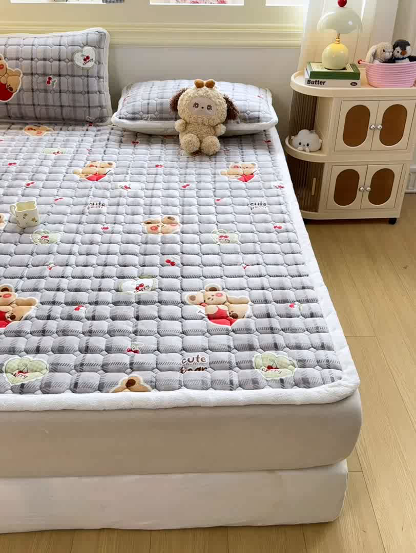 91家纺网 家纺一手货源 找家纺 优品惠 2025新款牛奶绒夹棉床护垫夹棉床褥床盖床单加厚保暖 抱抱熊