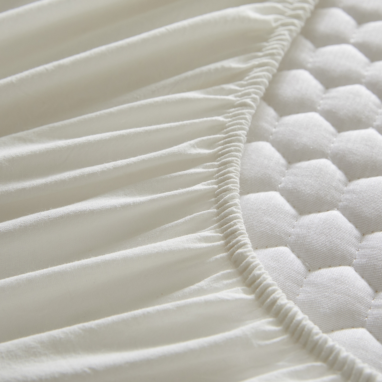 91家纺网 家纺一手货源 找家纺 芬晴家纺 2025新款A类好睡眠全棉夹棉系列床笠 好睡眠-白