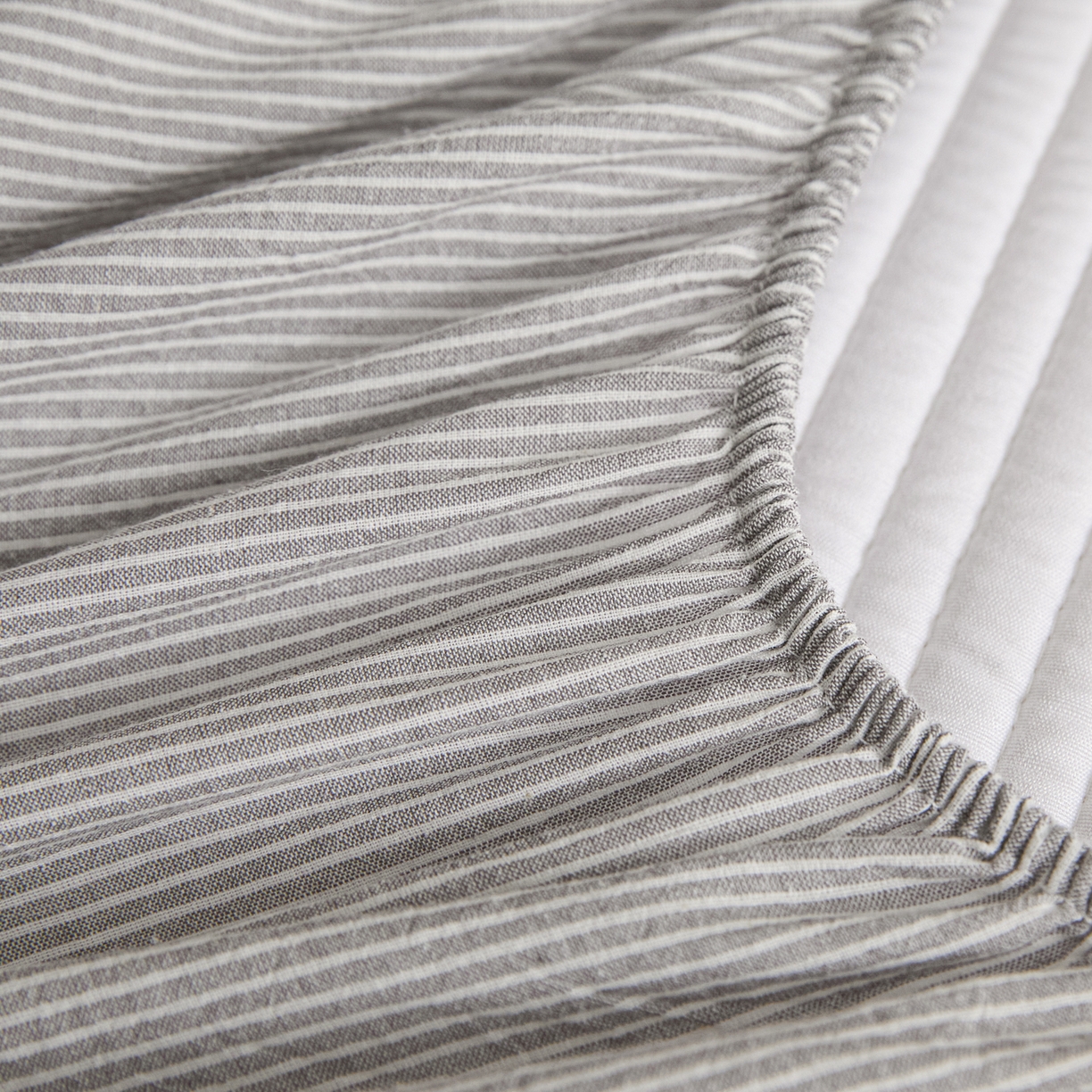 91家纺网 家纺一手货源 找家纺 芬晴家纺 2025新款全棉密条夹棉床笠良品系列 密条-灰