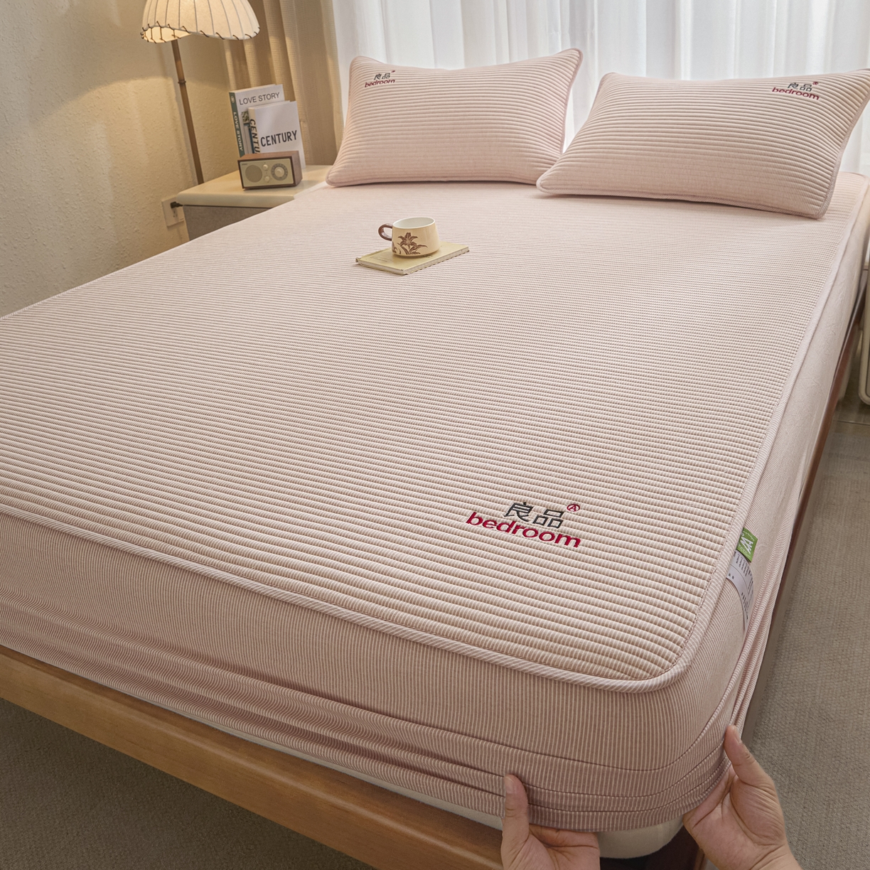 91家纺网 家纺一手货源 找家纺 芬晴家纺 2025新款全棉密条夹棉床笠良品系列 密条-豆沙