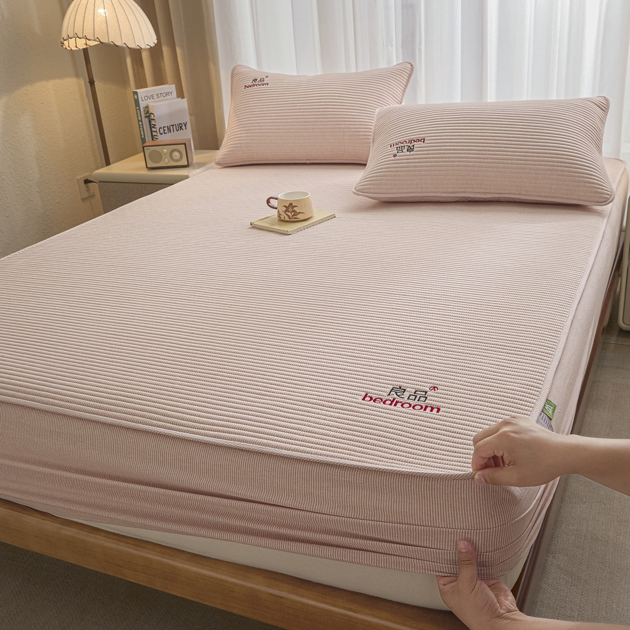 91家纺网 家纺一手货源 找家纺 芬晴家纺 2025新款全棉密条夹棉床笠良品系列 密条-豆沙