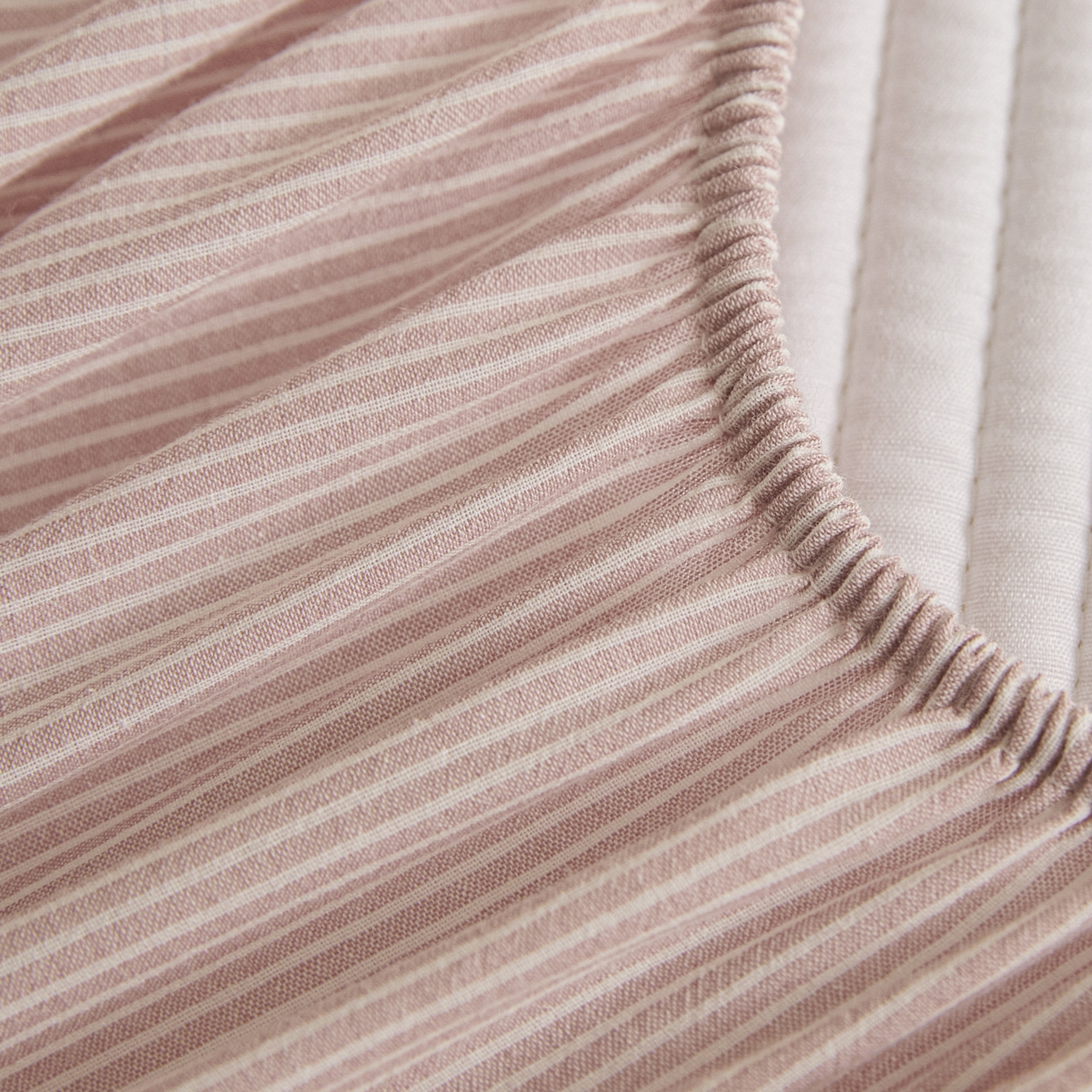 91家纺网 家纺一手货源 找家纺 芬晴家纺 2025新款全棉密条夹棉床笠良品系列 密条-豆沙