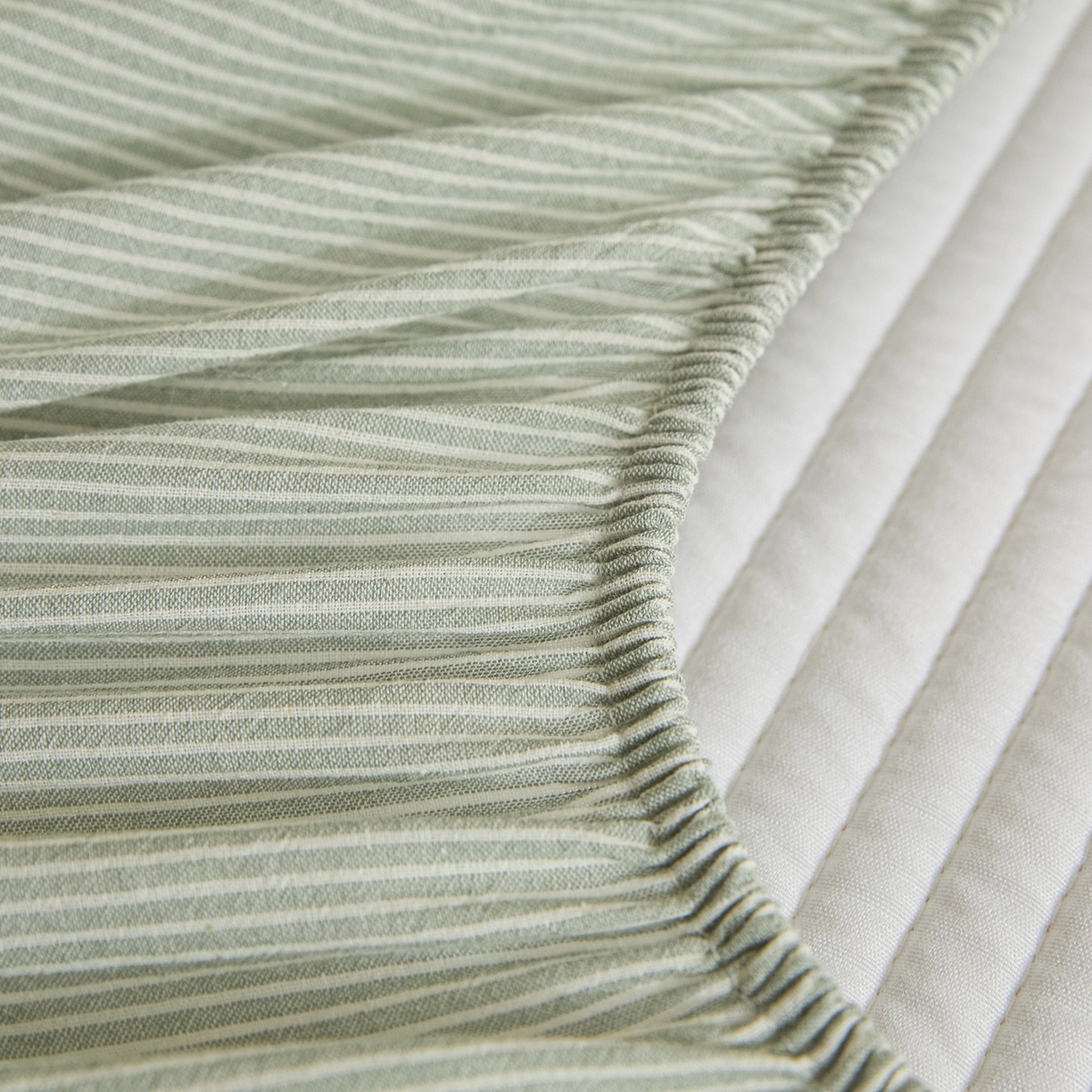 91家纺网 家纺一手货源 找家纺 芬晴家纺 2025新款全棉密条夹棉床笠良品系列 密条-果绿