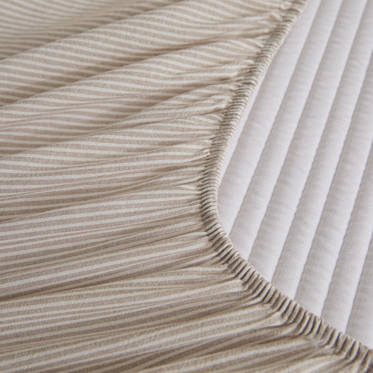 91家纺网 家纺一手货源 找家纺 芬晴家纺 2025新款全棉密条夹棉床笠良品系列 密条-咖