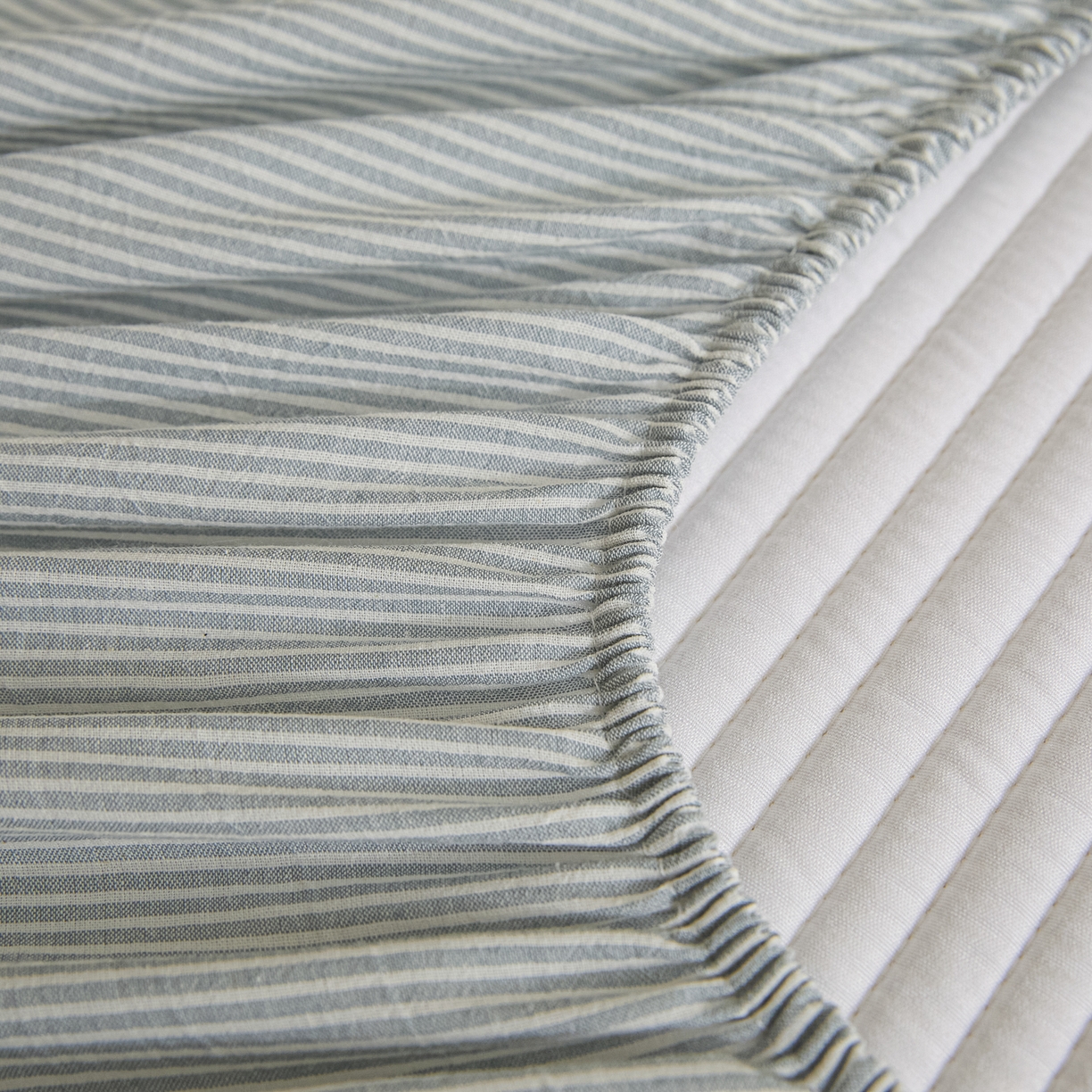 91家纺网 家纺一手货源 找家纺 芬晴家纺 2025新款全棉密条夹棉床笠良品系列 密条-雾霾蓝