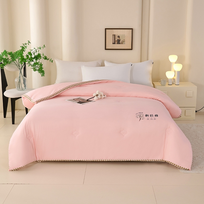 91家纺网 家纺一手货源 找家纺 爱诗诺家纺 2025新款无印风棋盘格立体新疆棉花被被子被芯 棋盘格-樱花粉