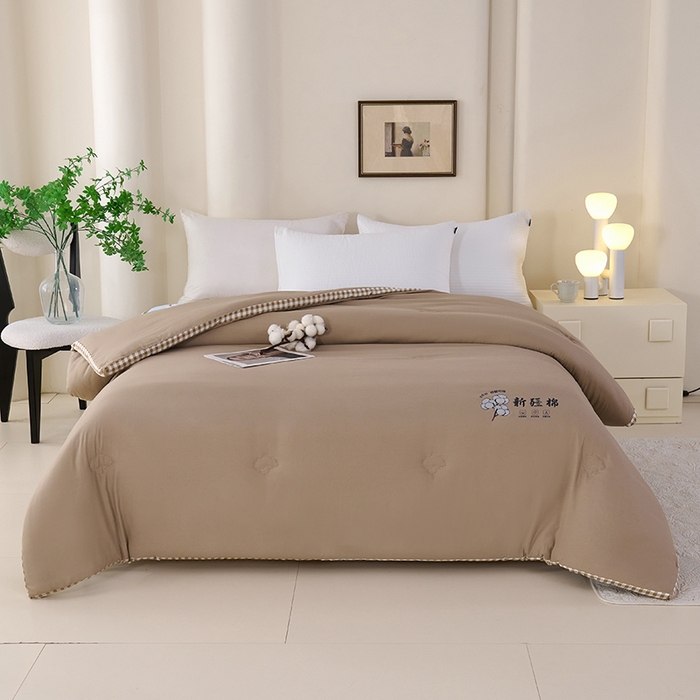 91家纺网 家纺一手货源 找家纺 爱诗诺家纺 2025新款无印风棋盘格立体新疆棉花被被子被芯 棋盘格-米驼