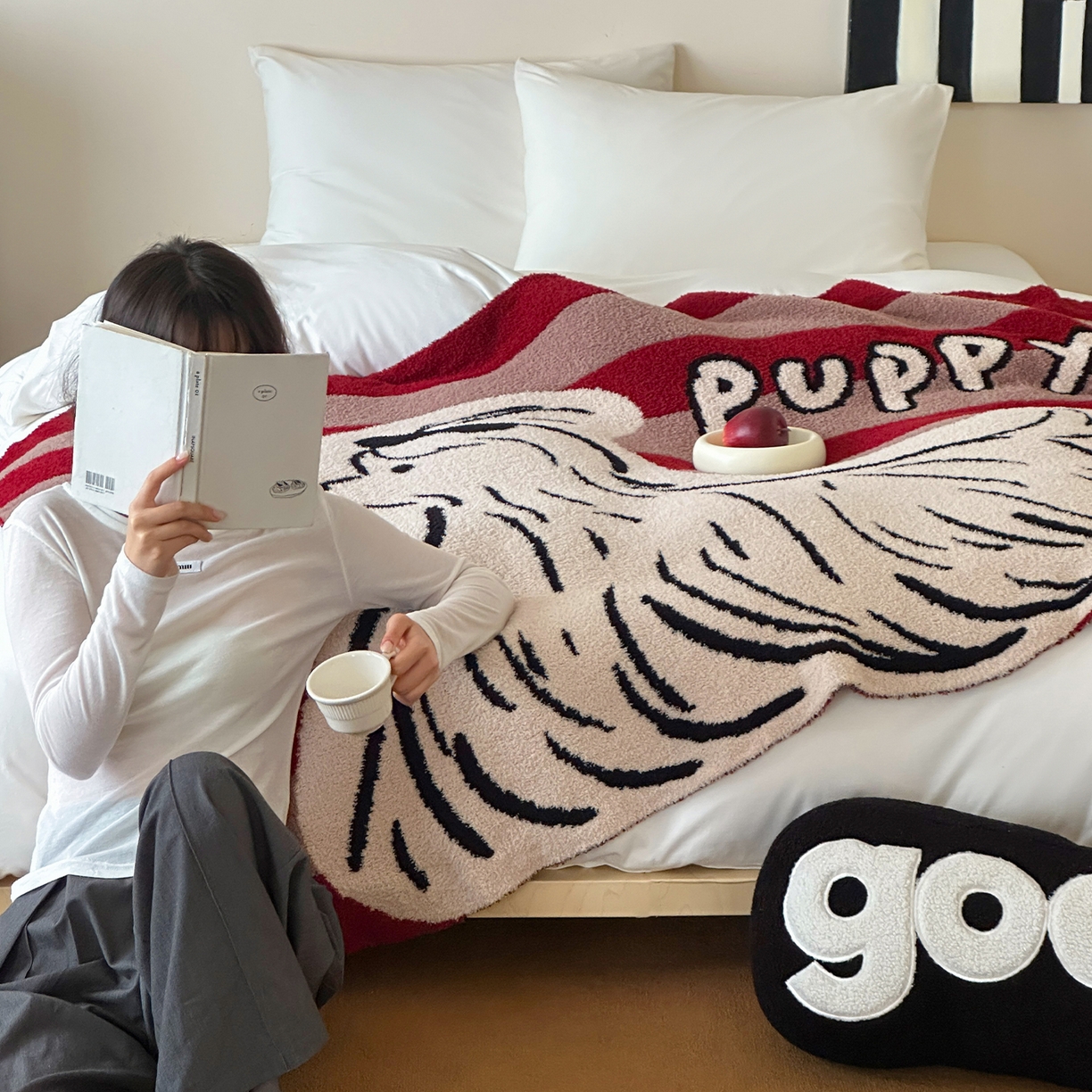 91家纺网 家纺一手货源 找家纺 RYB红黄兰 2025新款设计师原创多功能针织半边绒毛毯午休毯盖毯加厚毯子 红咖哈基米