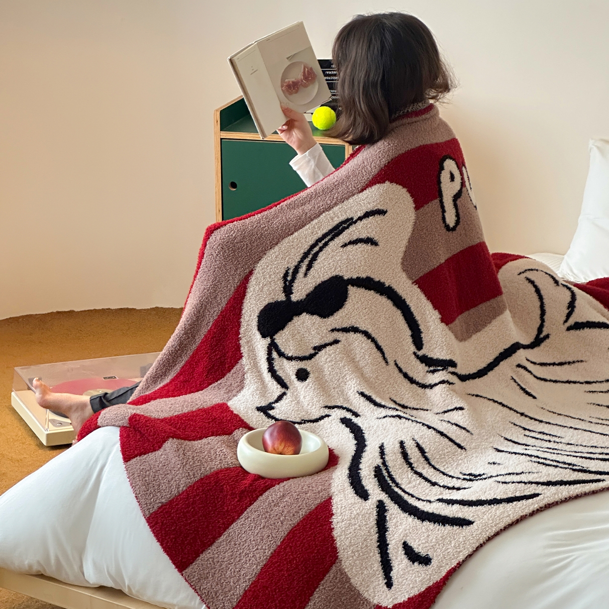 91家纺网 家纺一手货源 找家纺 RYB红黄兰 2025新款设计师原创多功能针织半边绒毛毯午休毯盖毯加厚毯子 红咖哈基米