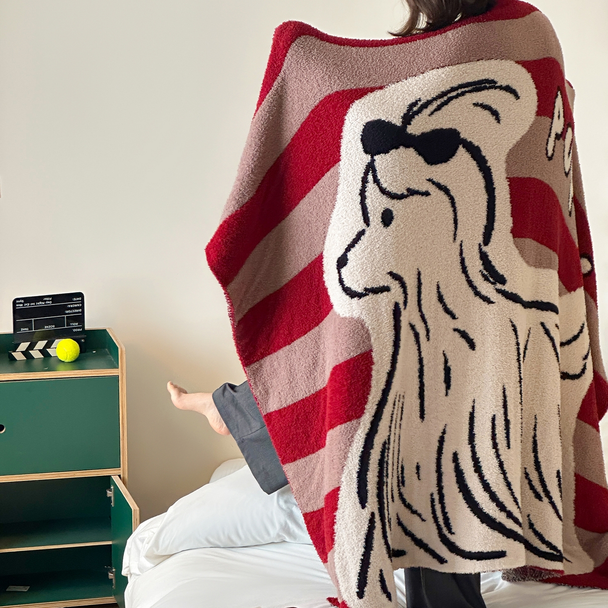 91家纺网 家纺一手货源 找家纺 RYB红黄兰 2025新款设计师原创多功能针织半边绒毛毯午休毯盖毯加厚毯子 红咖哈基米