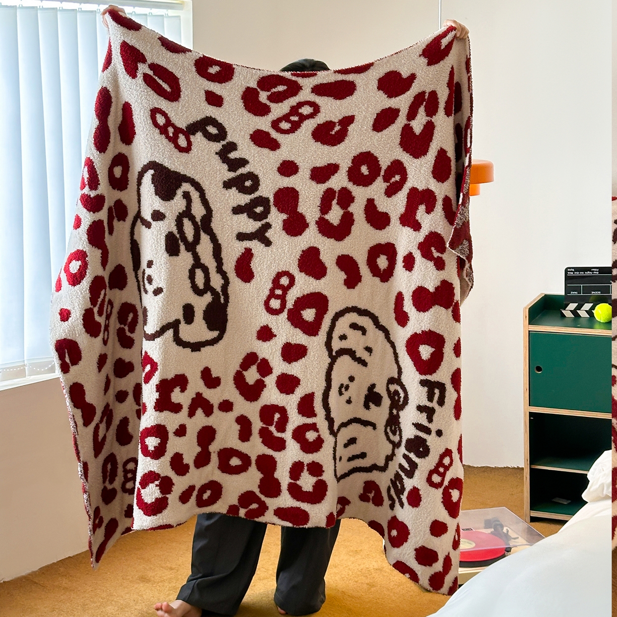 91家纺网 家纺一手货源 找家纺 RYB红黄兰 2025新款设计师原创多功能针织半边绒毛毯午休毯盖毯加厚毯子 豹纹小奶狗