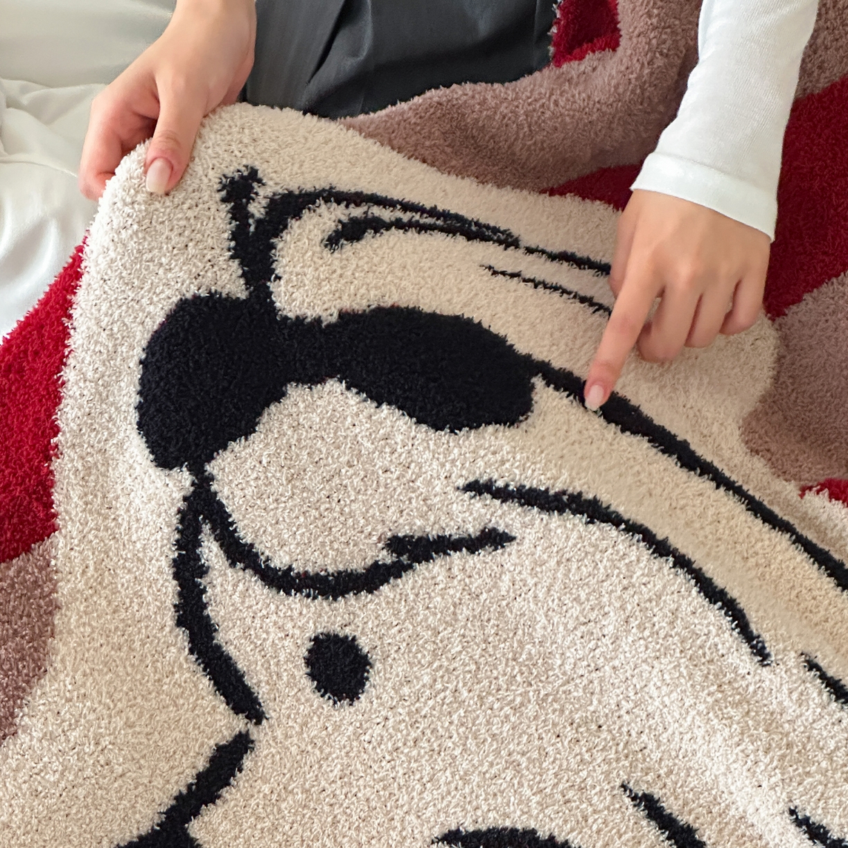 91家纺网 家纺一手货源 找家纺 RYB红黄兰 2025新款设计师原创多功能针织半边绒毛毯午休毯盖毯加厚毯子 红咖哈基米