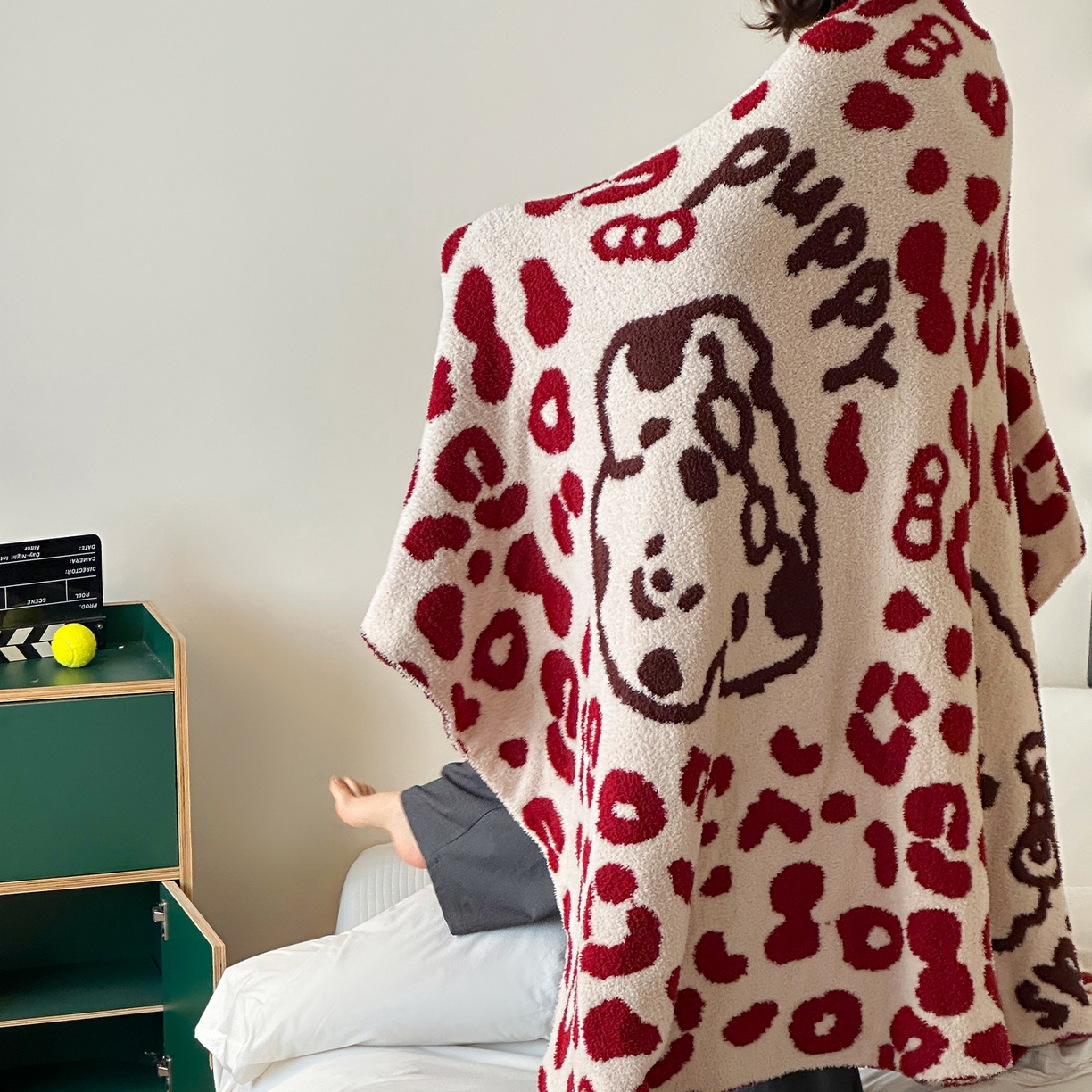 91家纺网 家纺一手货源 找家纺 RYB红黄兰 2025新款设计师原创多功能针织半边绒毛毯午休毯盖毯加厚毯子 豹纹小奶狗