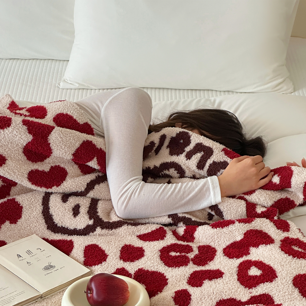 91家纺网 家纺一手货源 找家纺 RYB红黄兰 2025新款设计师原创多功能针织半边绒毛毯午休毯盖毯加厚毯子 豹纹小奶狗