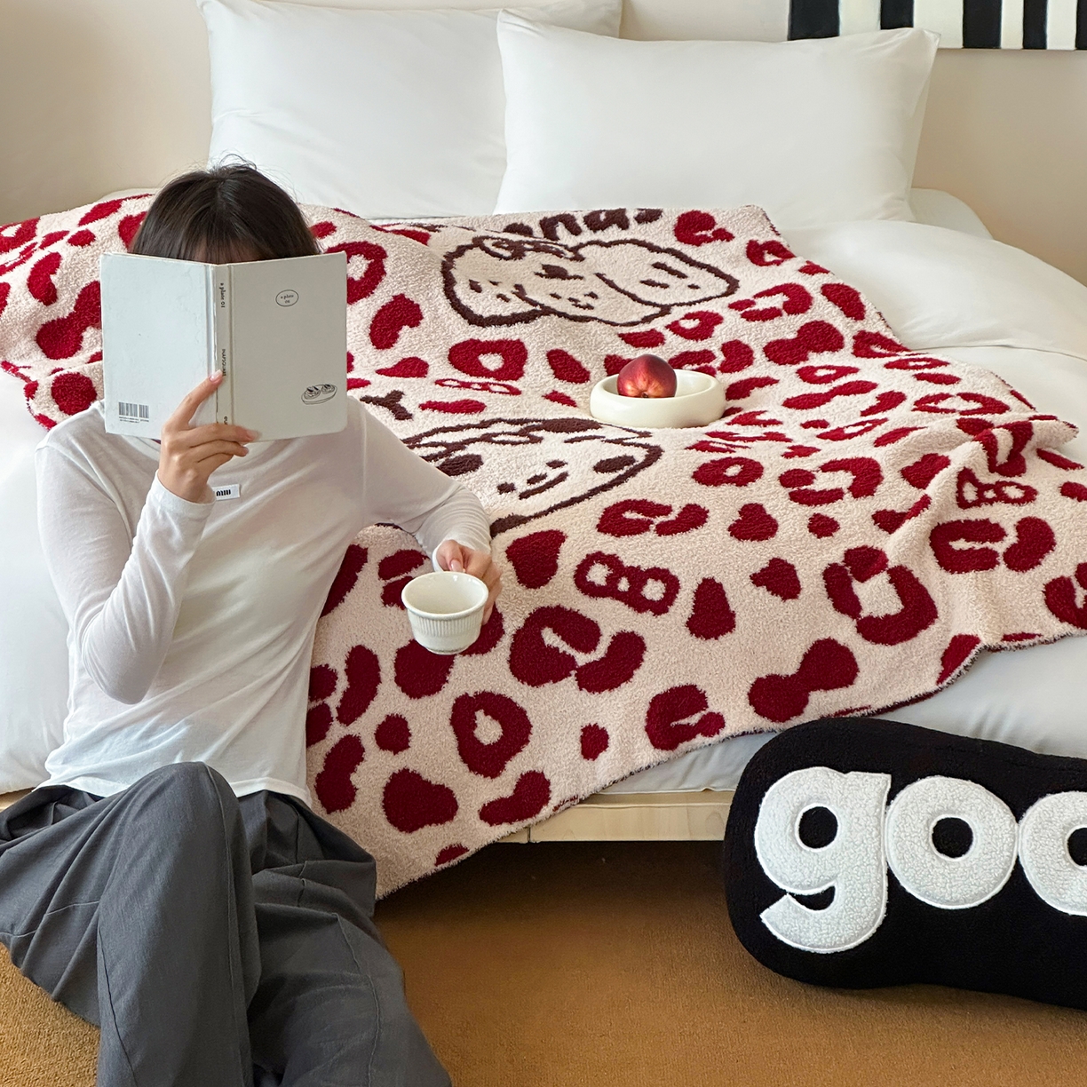 91家纺网 家纺一手货源 找家纺 RYB红黄兰 2025新款设计师原创多功能针织半边绒毛毯午休毯盖毯加厚毯子 豹纹小奶狗