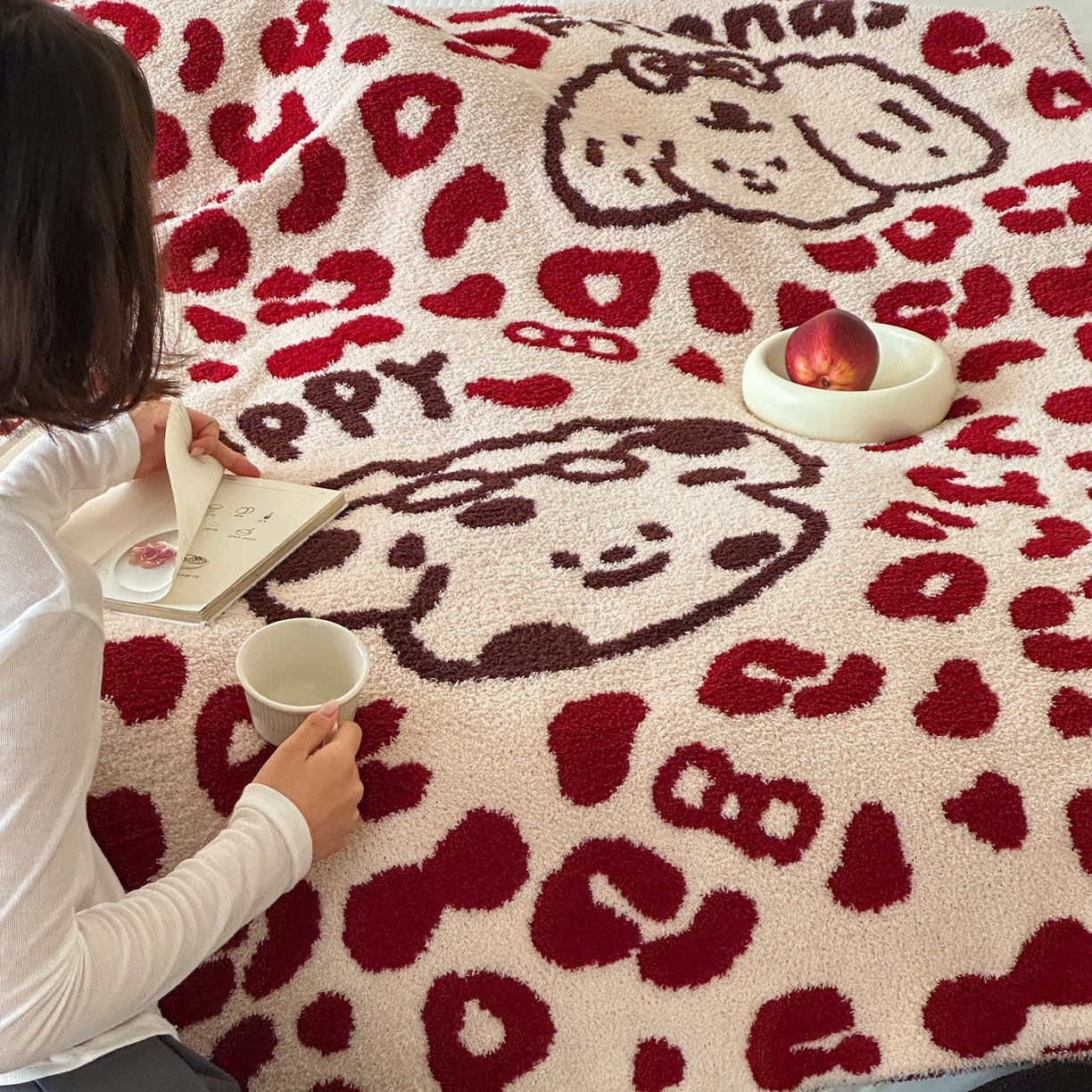 91家纺网 家纺一手货源 找家纺 RYB红黄兰 2025新款设计师原创多功能针织半边绒毛毯午休毯盖毯加厚毯子 豹纹小奶狗