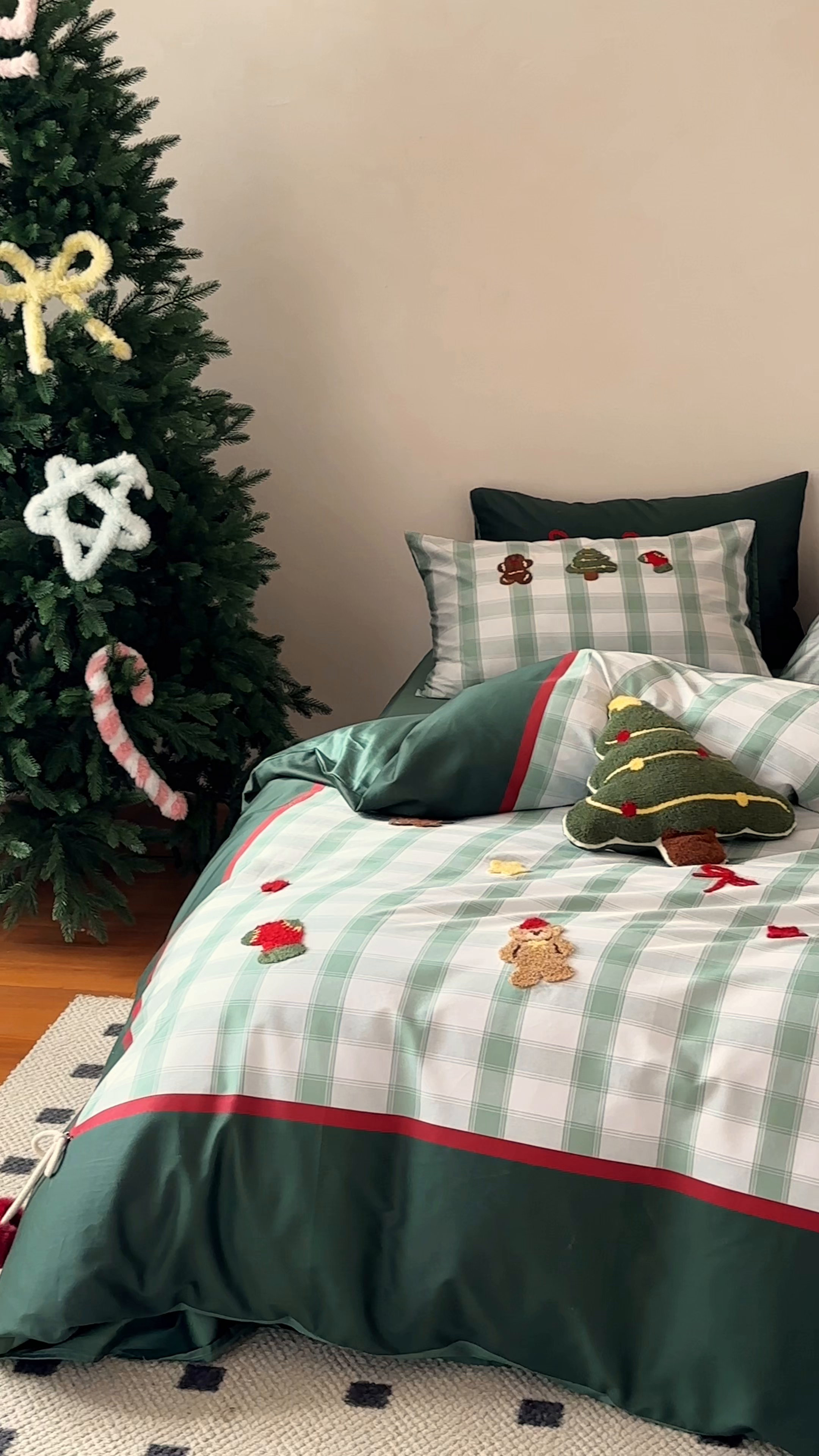 91家纺网 家纺一手货源 找家纺 （总）西西家居 2025新款100支澳棉全棉纯棉刺绣四件套-圣诞树送抱枕（会员-20元 抱枕限定送送送 各平台严格控价劵后不低于368元起）