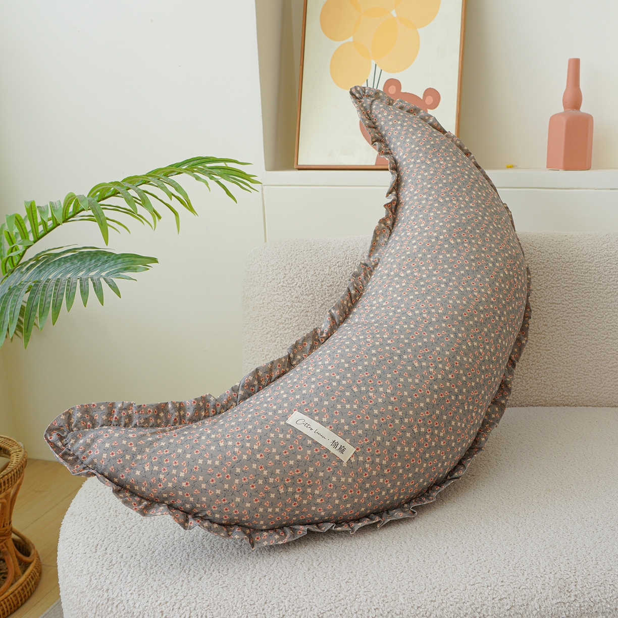 91家纺网 家纺一手货源 找家纺 （总）蔻眠 棉麻花边款多功能月亮长抱枕夹腿抱枕芯月亮枕头