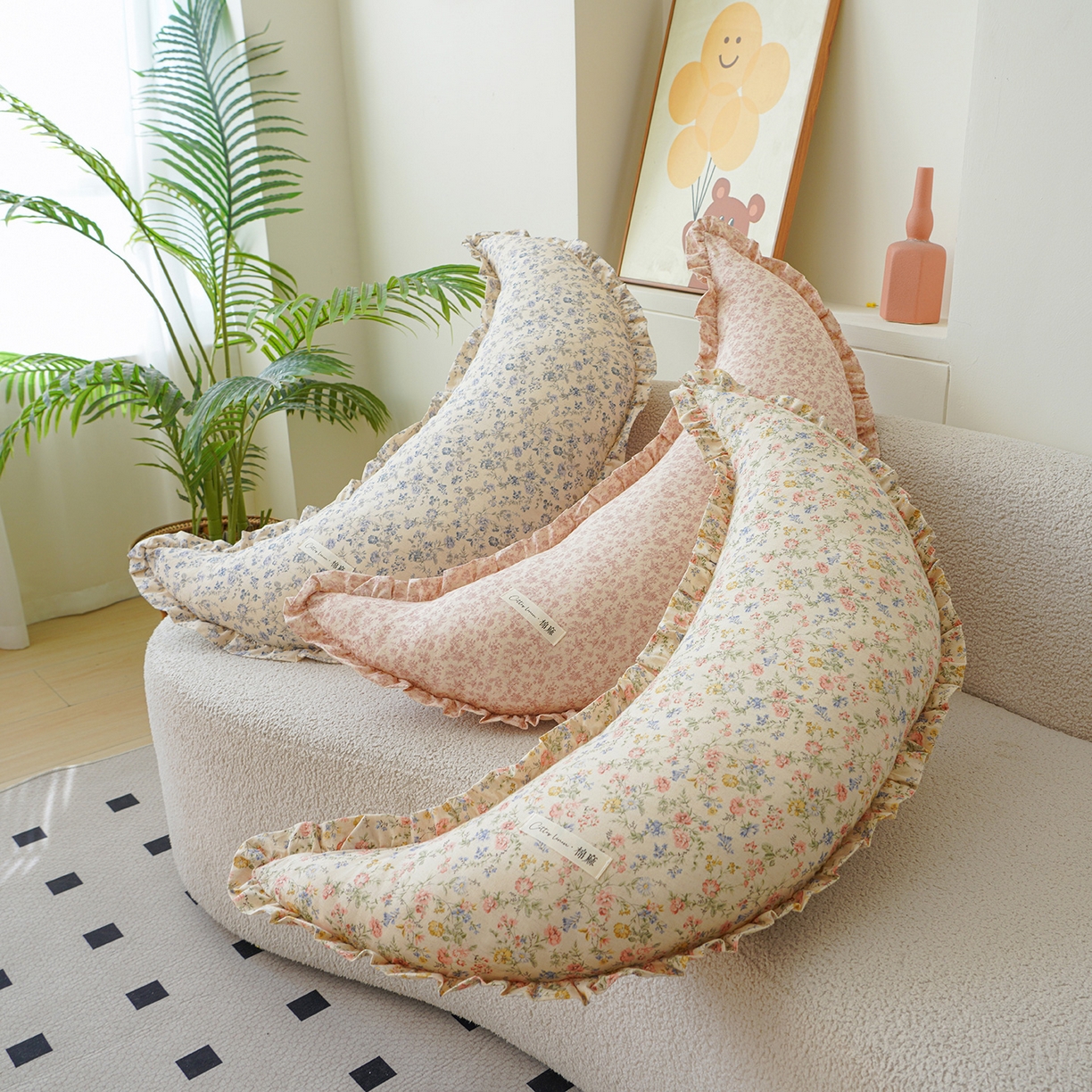 91家纺网 家纺一手货源 找家纺 蔻眠 棉麻花边款多功能月亮长抱枕夹腿抱枕芯月亮枕头 主图