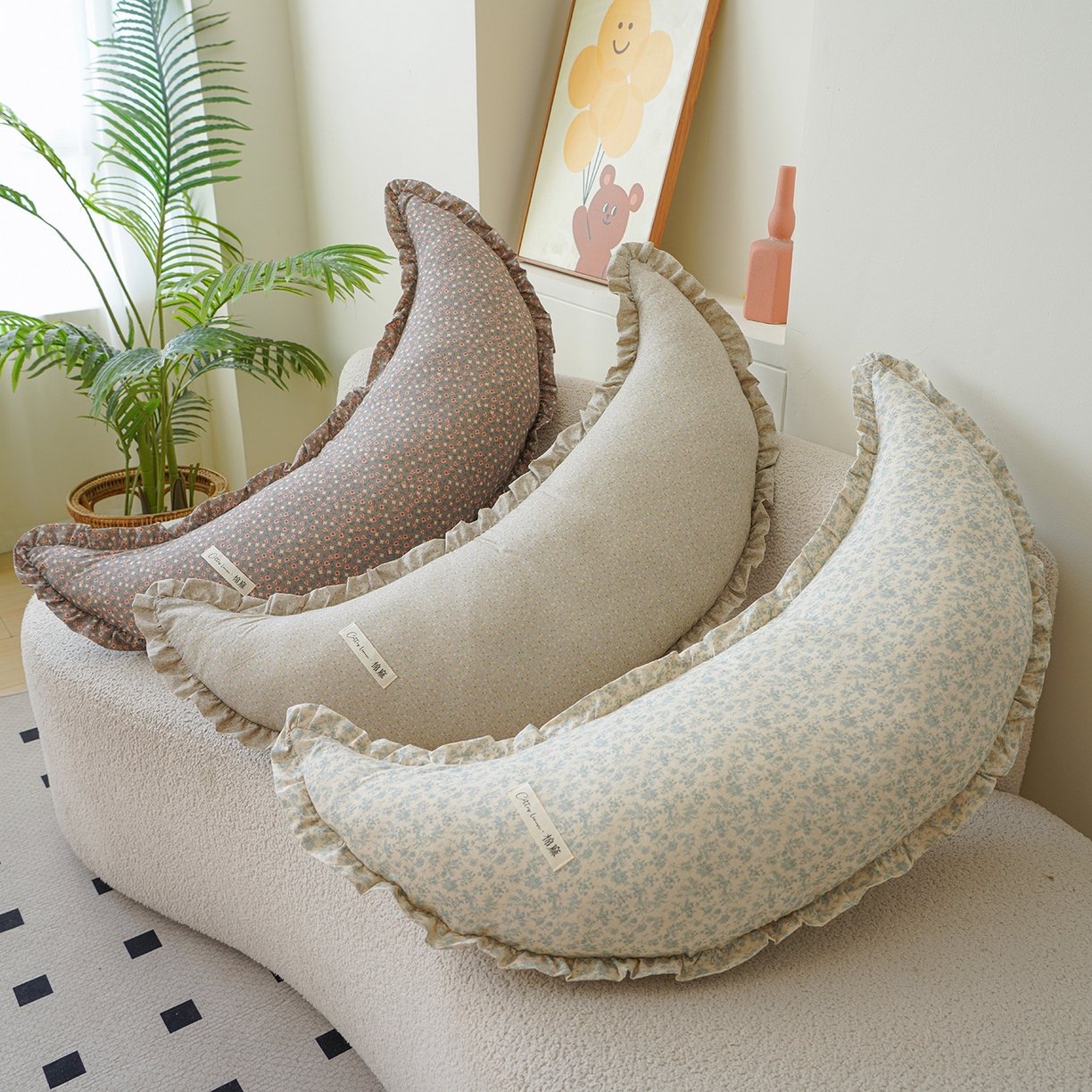 91家纺网 家纺一手货源 找家纺 蔻眠 棉麻花边款多功能月亮长抱枕夹腿抱枕芯月亮枕头 主图